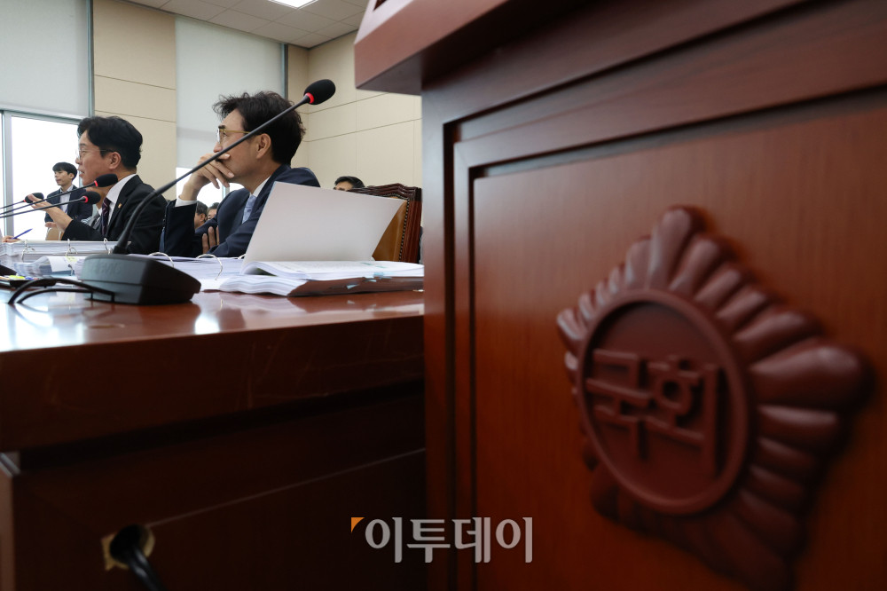 ▲김영훈 고용노동부 장관이 13일 서울 여의도 국회 기후에너지환경노동위원회에서 열린 국정감사에서 의원 질의에 답하고 있다. 고이란 기자 photoeran@