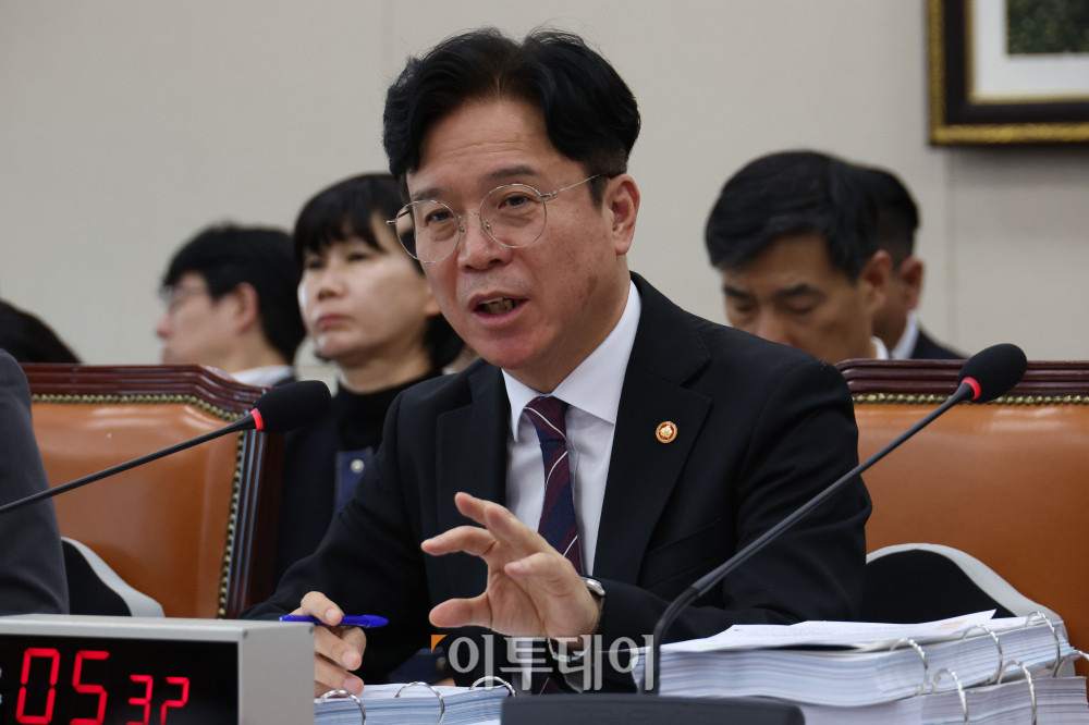 ▲김영훈 고용노동부 장관이 13일 서울 여의도 국회 기후에너지환경노동위원회에서 열린 국정감사에서 의원 질의에 답하고 있다. 고이란 기자 photoeran@