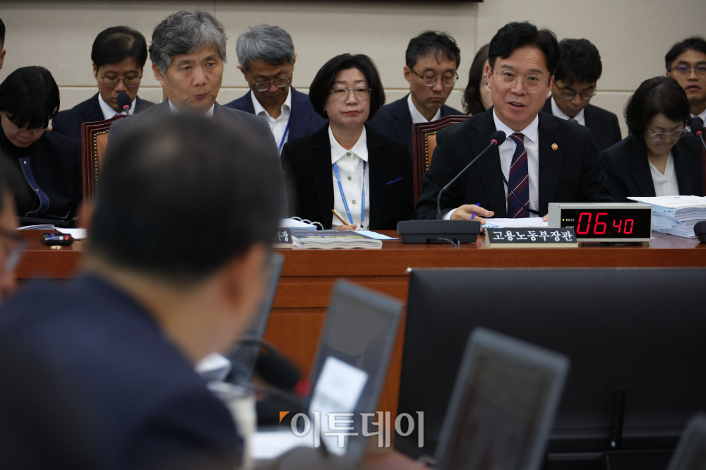 ▲김영훈 고용노동부 장관이 13일 서울 여의도 국회 기후에너지환경노동위원회에서 열린 국정감사에서 의원 질의에 답하고 있다. 고이란 기자 photoeran@