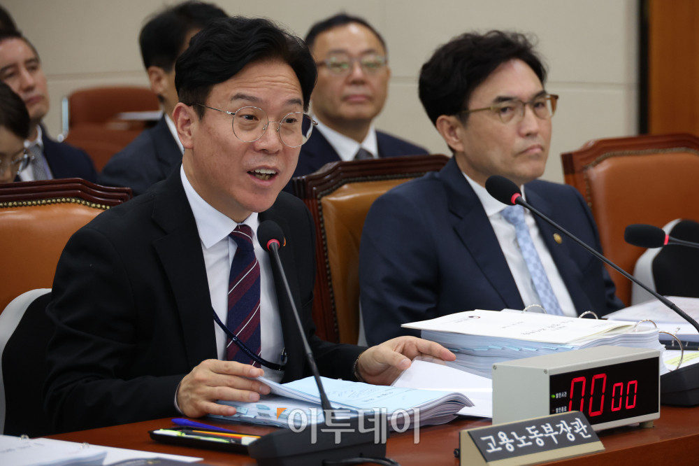 ▲김영훈 고용노동부 장관이 13일 서울 여의도 국회 기후에너지환경노동위원회에서 열린 국정감사에서 의원 질의에 답하고 있다. 고이란 기자 photoeran@