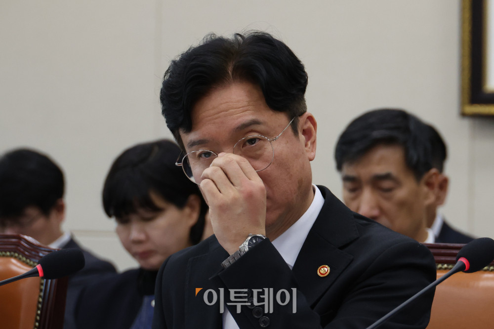 ▲김영훈 고용노동부 장관이 13일 서울 여의도 국회 기후에너지환경노동위원회에서 열린 국정감사에 참석하고 있다. 고이란 기자 photoeran@