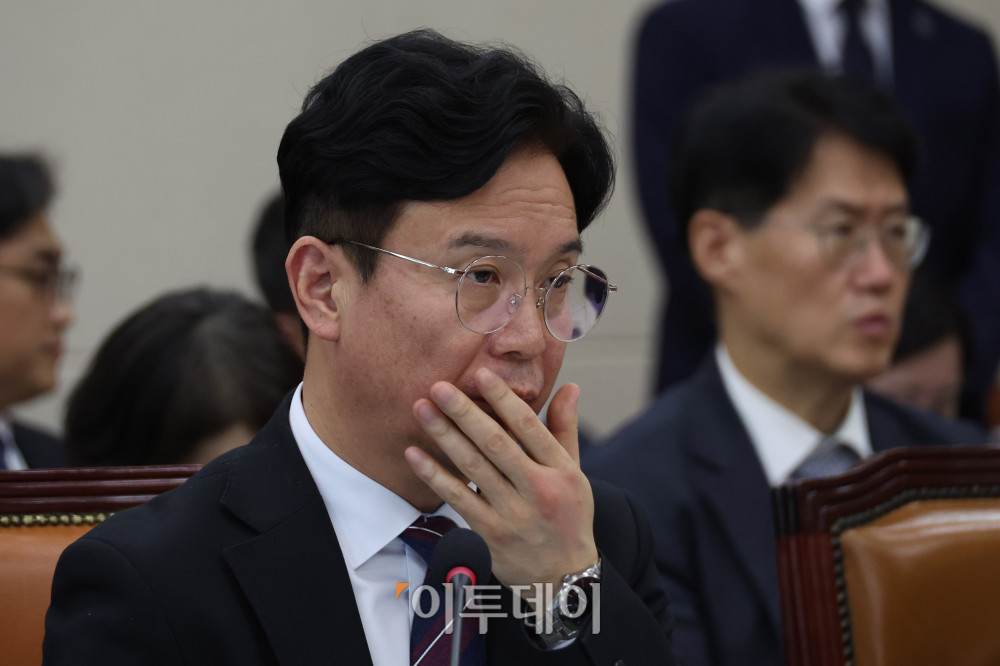 ▲김영훈 고용노동부 장관이 13일 서울 여의도 국회 기후에너지환경노동위원회에서 열린 국정감사에 참석하고 있다. 고이란 기자 photoeran@