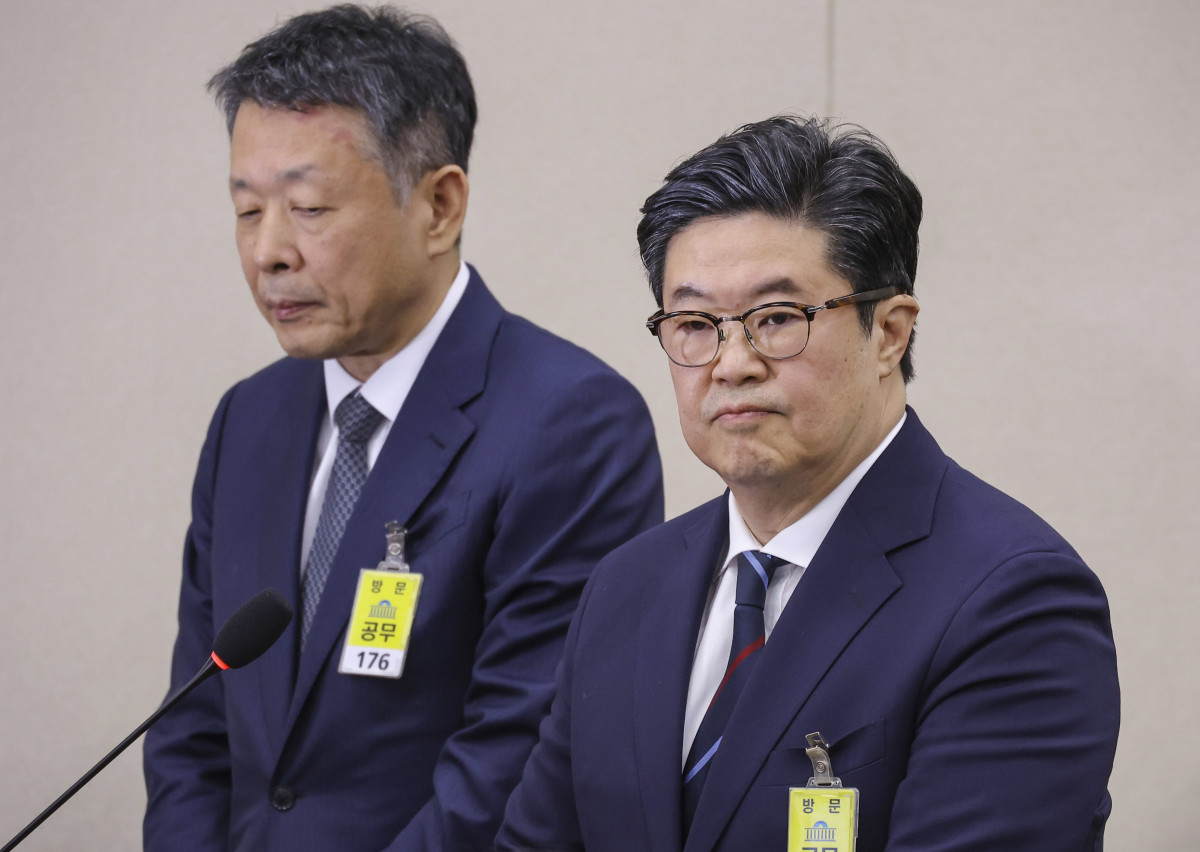 ▲김병주 MBK파트너스 회장(오른쪽)과 김광일 홈플러스 대표이사가 14일 국회 정무위원회에서 열린 2025년도 공정거래위원회 국정감사에 증인으로 출석해 의원 질의를 듣고 있다. (연합뉴스)