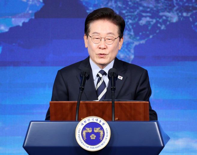 ▲이재명 대통령이 13일 부산에서 열린 북극항로 시범운항 환영식에서 격려사를 하고 있다. 2026.10.13 [청와대통신사진기자단] (연합뉴스)
