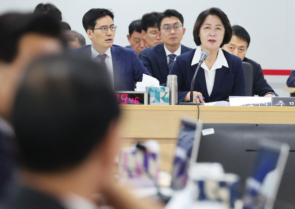 ▲13일 경기도 수원시 영통구 경기도청에서 열린 국회 행정안전위원회의 경기도에 대한 국정감사에서 추미애 경기도지사가 위원 질의에 답변하고 있다. 사진=연합뉴스