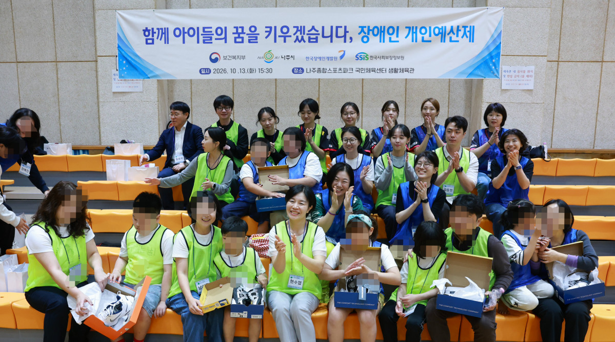 ▲현수엽(가운데) 보건복지부 제1차관이 13일 전남광주통합특별시 나주시 나주종합스포츠타운에서 장애인 개인예산제를 통해 개설된 지역 축구교실 참여 아동 및 부모들과 기념촬영을 하고 있다. (사진제공=보건복지부)