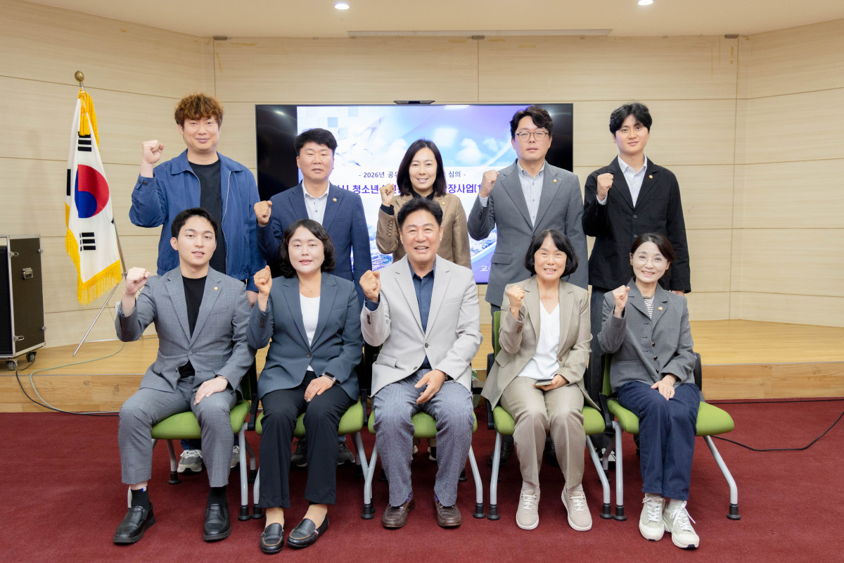 ▲용인특례시의회 자치행정위원회 위원들과 관계자들이 13일 처인구 양지읍 용인시청소년수련원에서 인프라 확충 사업(1단계) 현장 점검을 마친 뒤 기념촬영을 하고 있다. (용인특례시의회)