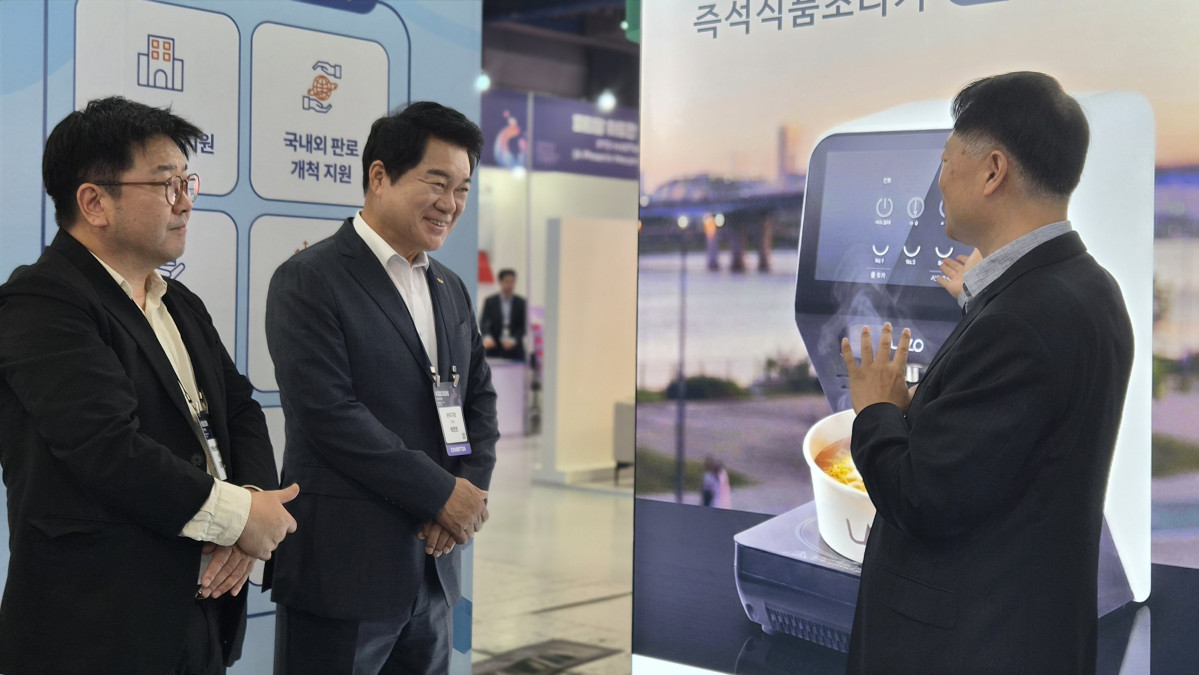 ▲박준희(가운데) 서울특별시 관악구청장이 13일 ‘2026 한국전자전(KES)’에 참가한 관악S밸리관을 둘러보고 있다. 1인 가구 및 간편식 시장 타깃 혁신 자동화 조리기기 ‘이데아’ 부스. (사진 제공 = 서울 관악구)