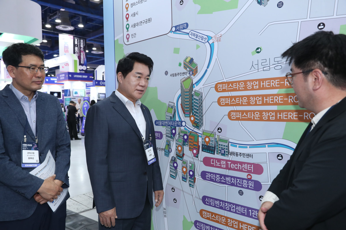 ▲박준희(가운데) 서울특별시 관악구청장이 13일 관악S밸리에 대한 김준학(오른쪽 첫 번째) 관악중소벤처 진흥원장 설명을 들으면서, ‘2026 한국전자전(KES)’에 참가한 관악S밸리관을 둘러보고 있다. (사진 제공 = 서울 관악구)