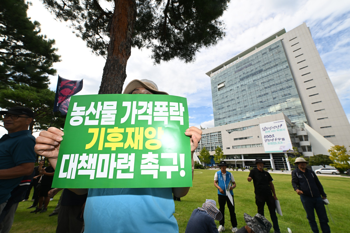 ▲전국농민회총연맹 광주전남연맹이 10일 오후 전남광주 서구 전남광주통합특별시 광주청사 앞에서 정부를 향해 농산물 가격폭락 대책 마련과 환태평양경제동반자협정(CPTPP) 가입 검토 중단을 촉구하고 있다. (뉴시스)