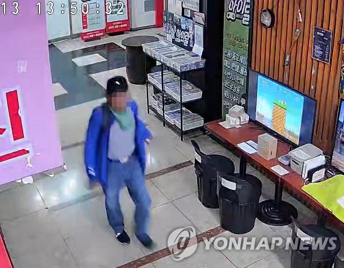 ▲13일 오후 인천시 남동구 대형 상업시설에서 50대 남성이 흉기 난동을 벌여 이용객 8명이 다쳤다. 사진은 건물 2층 식당가 폐쇄회로(CC)TV에 담긴 피의자 모습. (연합뉴스)