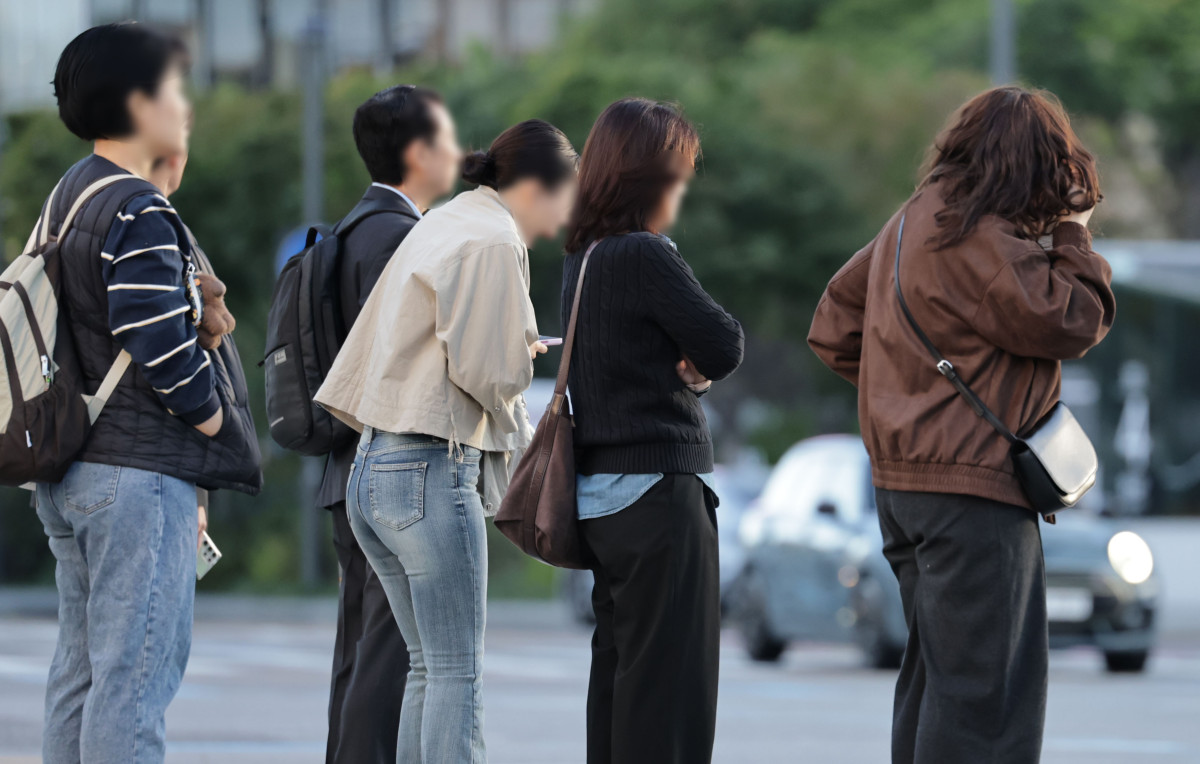 ▲전국적으로 쌀쌀한 아침 날씨를 보이는 6일 서울 종로구 광화문광장에서 시민들이 발걸음을 재촉하고 있다. (연합뉴스)