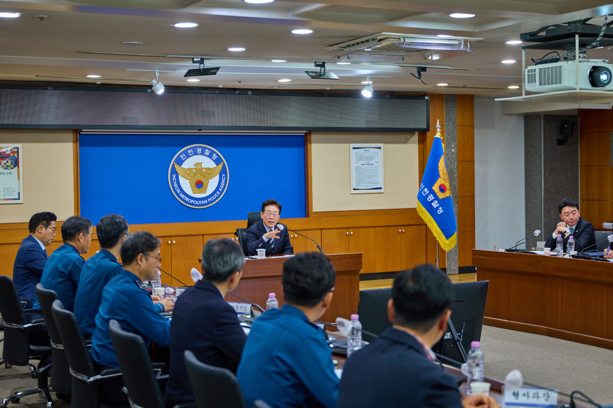 ▲이재명 대통령이 13일 인천경찰청에서 이날 대형마트에서 발행한 흉기 난동 사건 대응 현황을 점검하고 있다. (연합뉴스)
