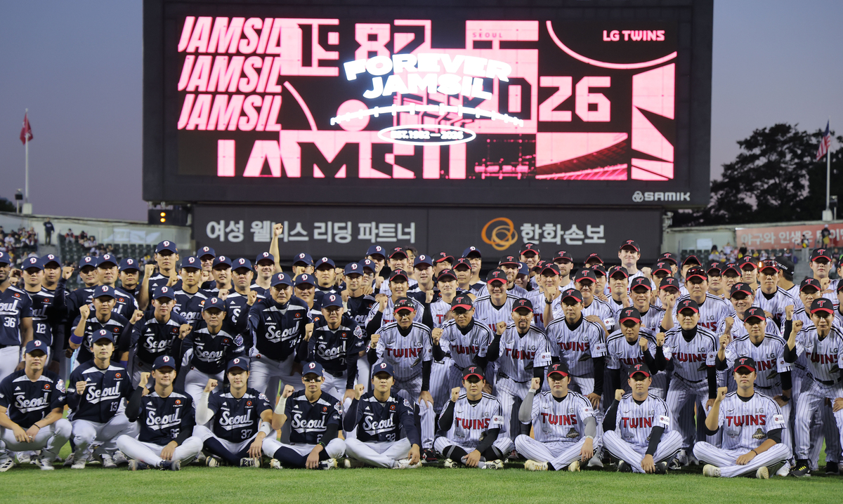 ▲두산 베어스와 LG 트윈스 선수들이 7일 서울 잠실야구장에서 열리는 KBO리그 경기에 앞서 이번 시즌을 끝으로 문을 닫는 야구장을 배경으로 기념촬영을 하고 있다. (연합뉴스)
