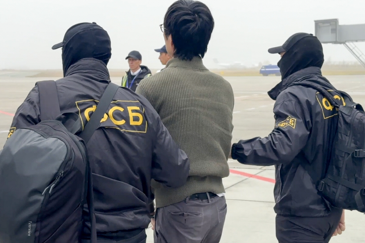 ▲러시아 연방보안국(FSB) 요원들이 13일(현지시간) 사할린주에서 일본 홋카이도신문 기자를 간첩 혐의로 체포하고 있다. 사진은 FSB가 공개한 영상 캡처. 사할린/TASS연합뉴스