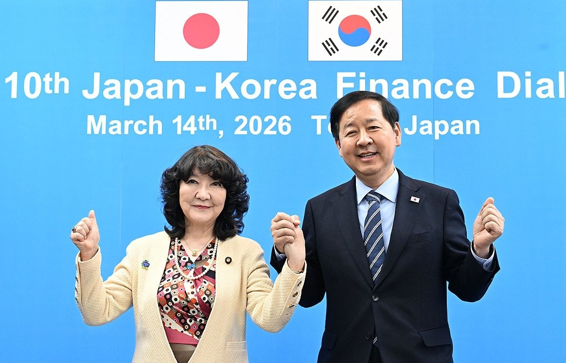 ▲가타야마 사쓰키(왼쪽) 일본 재무상이 세계은행ㆍIMF 합동개발위원회 의장에 선임됐다. 올해 3월 가타야마 재무상이 한일 재무장관 회담에 앞서 구윤철(오른쪽) 부총리 겸 재정경제부 장관과 기념 촬영을 하고 있다. (연합뉴스)