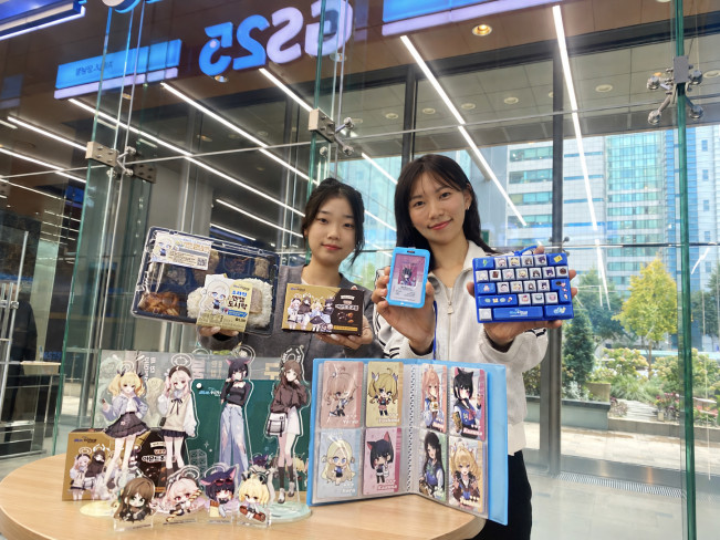 ▲GS25가 14일부터 블루아카이브 컬래버 상품을 선보인다! 모델이 컬래버 상품, 굿즈를 들고 포즈를 취하고 있다. (사진제공=GS25)
