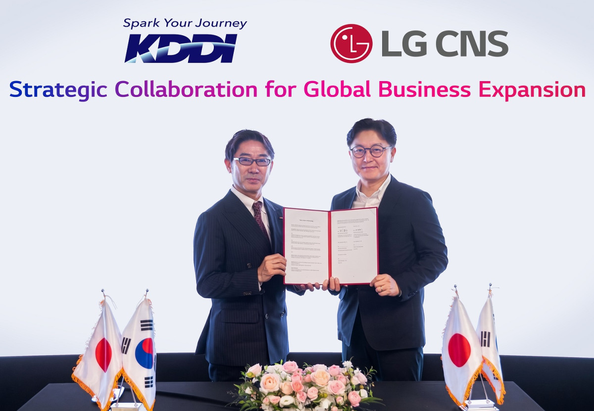 ▲LG CNS 통신/유통/서비스사업부장 박상균 전무(오른쪽)와 KDDI 비즈니스그로스 사업본부 마츠우라 켄타로 부사업본부장이 업무협약식에서 사진촬영 하는 모습. (사진제공=LG CNS)