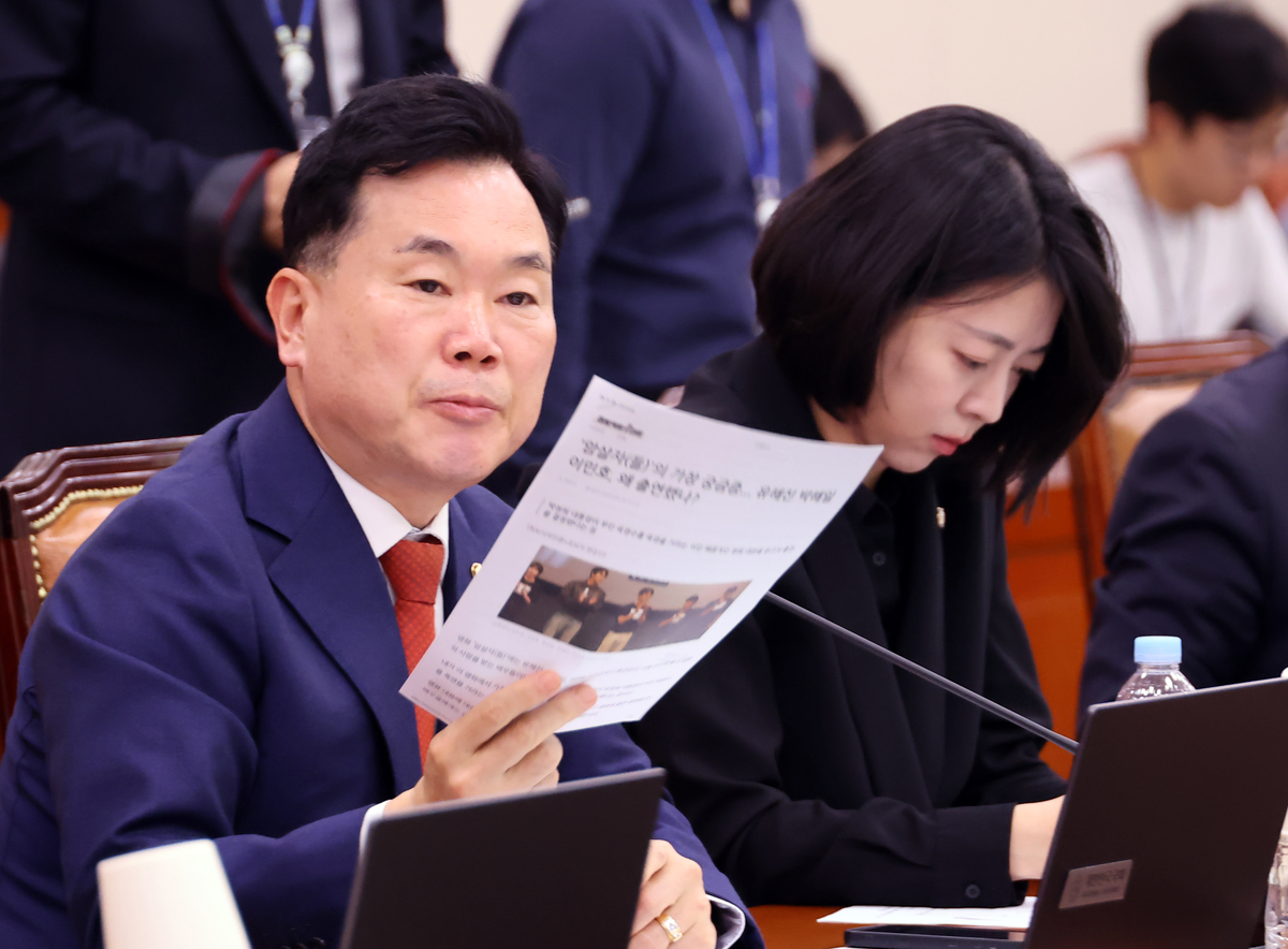 ▲29일 국회에서 열린 문화체육관광위원회 전체회의에서 국민의힘 김승수 의원이 영화 ‘암살자(들)’과 관련, 허진호 감독 등을 국정감사 참고인으로라도 불러야 한다고 요구하고 있다. (연합뉴스)