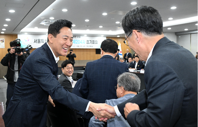 ▲오세훈 서울시장이 14일 오전 서울시청 기획상황실에서 열린 ‘제204차 서울특별시구청장협의회’에 참석해 인사를 나누고 있다. (사진제공=서울시)