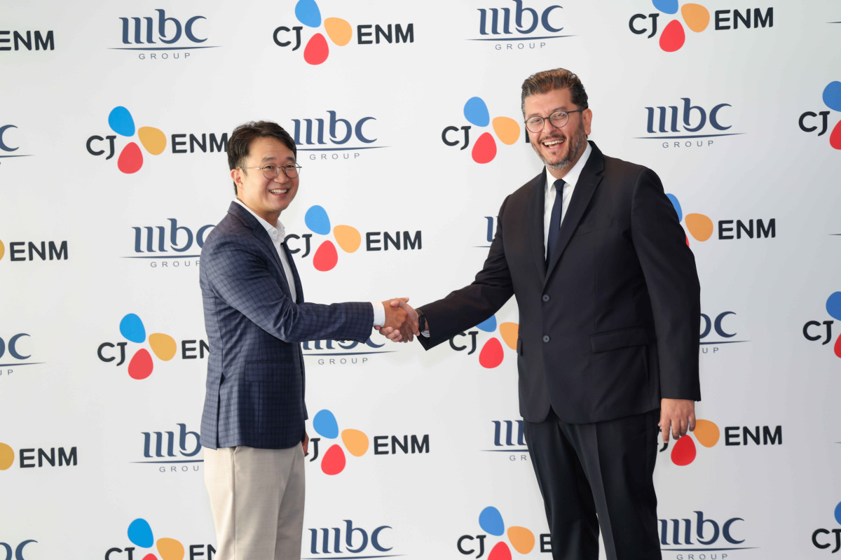 ▲김도현 CJ ENM 콘텐츠유통BU장(왼쪽)과 타레크 알리브라힘 MBC 그룹 콘텐츠 담당 디렉터가 전략적 파트너십 체결 후 기념촬영을 하고 있다. (사진제공=CJ ENM)