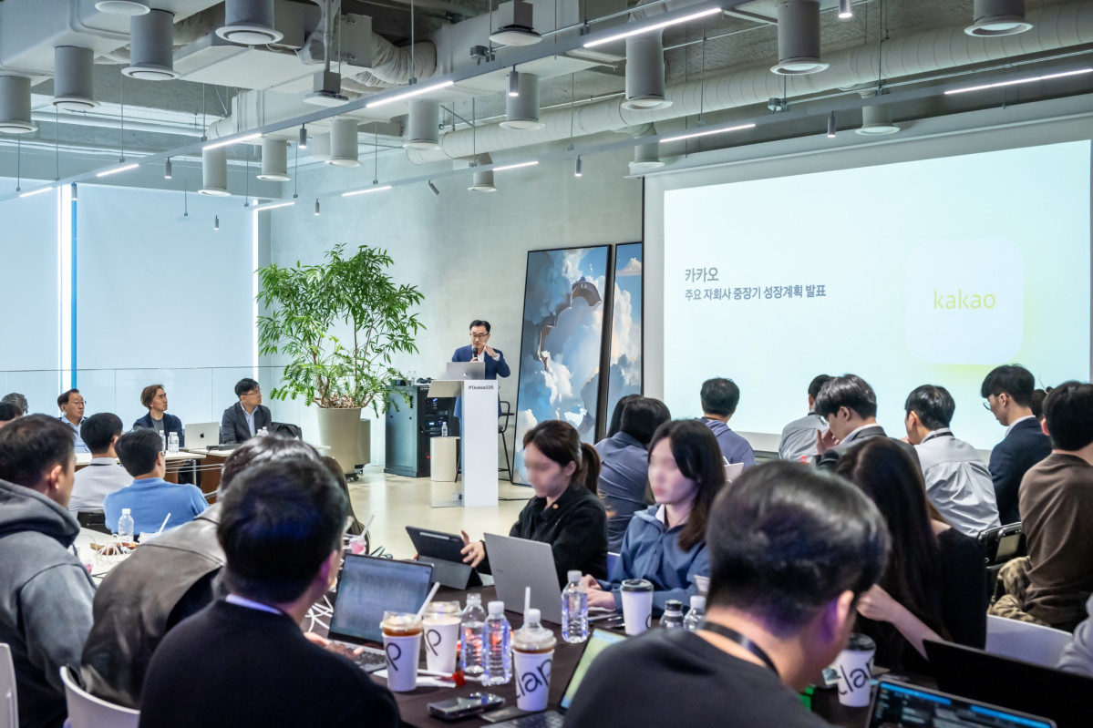 ▲카카오가 13일 경기도 용인시 카카오 AI캠퍼스에서 주요 계열사 최고경영자(CEO)가 참석한 첫 공동 기업설명회(IR)를 개최했다. (사진제공=카카오)
