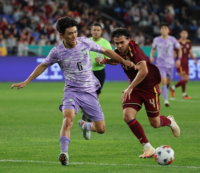▲2일 울산 문수축구경기장에서 열린 대한민국과 베네수엘라의 축구 국가대표팀 평가전. 한국 황인범이 베네수엘라 진영에서 공격을 전개하고 있다. (연합뉴스)