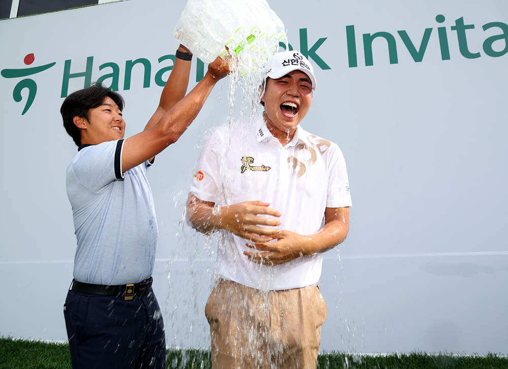 ▲우승 축하세리머니를 받는 장유빈 (사진제공=KPGA)