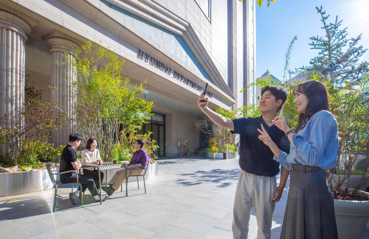 ▲14일 오전, 서울시 성북구 미아점 ‘어반 보타닉 가든(Urban Botanic Garden)’에서 고객들이 휴식을 취하고 있다. (사진제공=현대백화점)