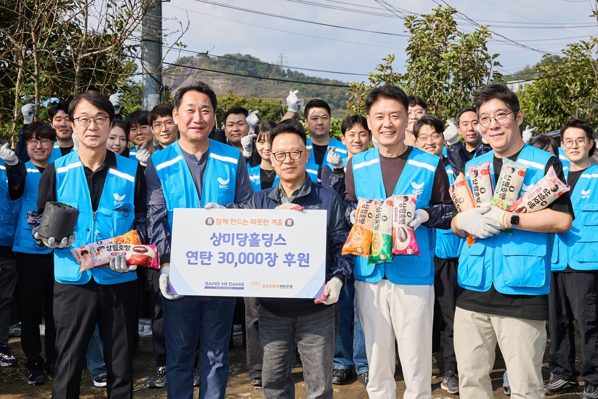 ▲(사진 앞줄 왼쪽부터) 윤진 SPC GFS 대표이사, 조윤상 비알코리아 대표이사, 허기복 밥상공동체 연탄은행 대표, 강연중 삼립 푸드BU장, 한순욱 섹타나인 대표이사가 13일 서울 서초구 전원마을에서 연탄 나눔 봉사활동에 앞서 기념촬영을 하고 있다. (사진제공=상미당홀딩스)