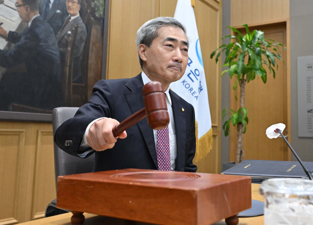 ▲신현송 한국은행 총재가 16일 오전 서울 중구 한국은행에서 열린 금융통화위원회 본회의에 참석해 의사봉을 두드리고 있다. 사진공동취재단