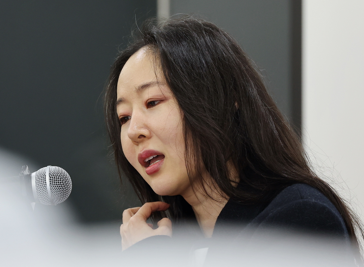 ▲민희진 어도어 전 대표가 2월 25일 서울 종로구 교원챌린지홀에서 열린 민희진-하이브 간 255억 풋옵션 소송 1심 승소 관련 기자회견에서 기자회견문을 읽고 있다. (연합뉴스)