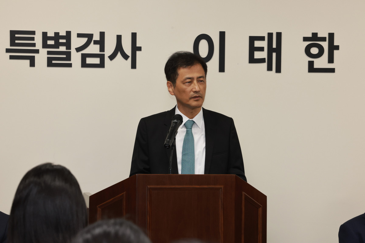 ▲6·3 지방선거 투표용지 부족 사태 등을 수사하는 이태한 선거관리위원회 특별검사가 7일 오전 서울 서초구 특검 사무실 브리핑실에서 특검보를 소개하고 있다. (뉴시스)