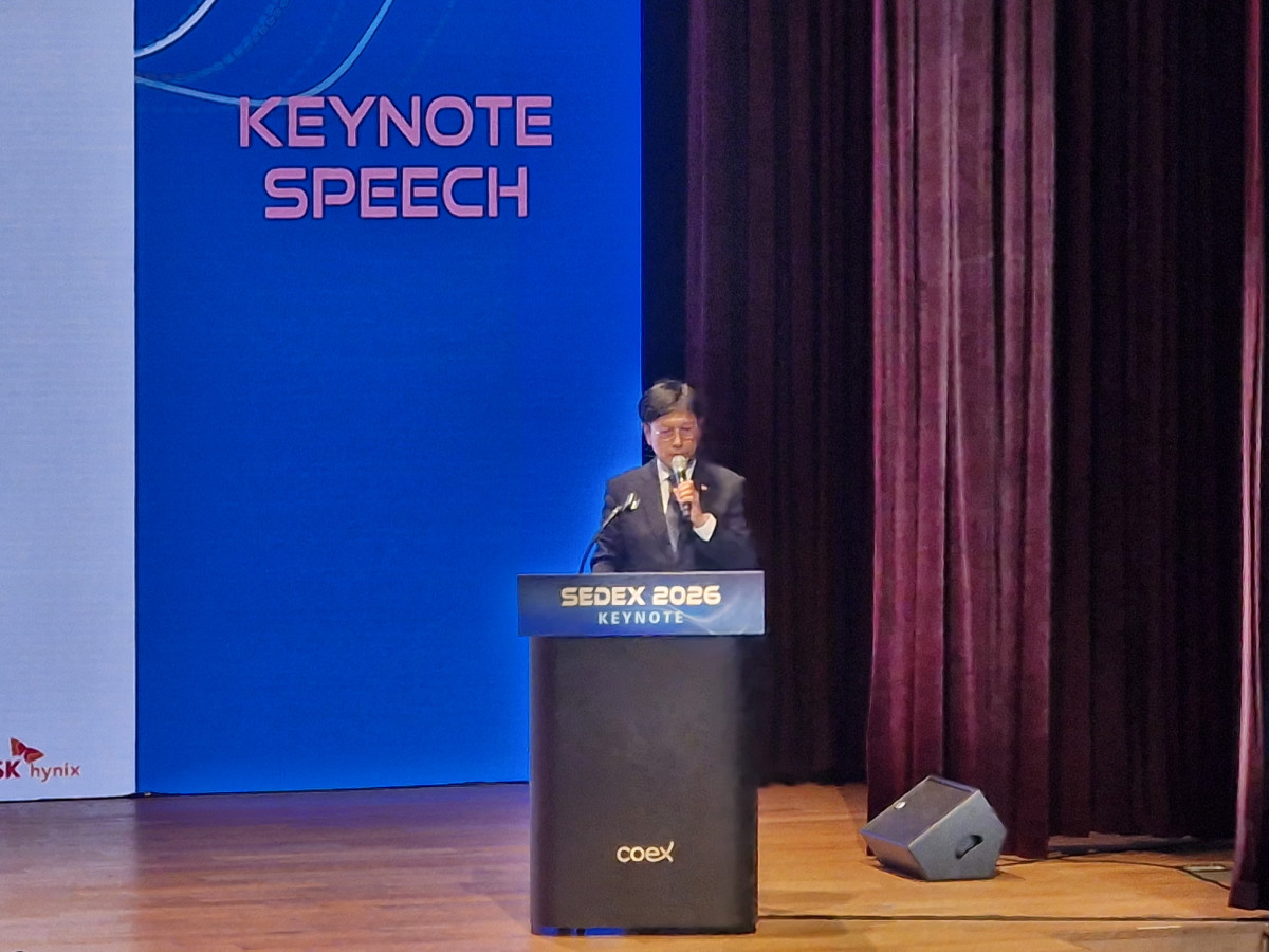 ▲안현 SK하이닉스 개발총괄 사장이 14일 서울 코엑스에서 열린 ‘SEDEX 2026’ 기조연설에서 AI 시대 메모리 기술의 진화 방향을 발표하고 있다. 손희정 기자sonhj1220@