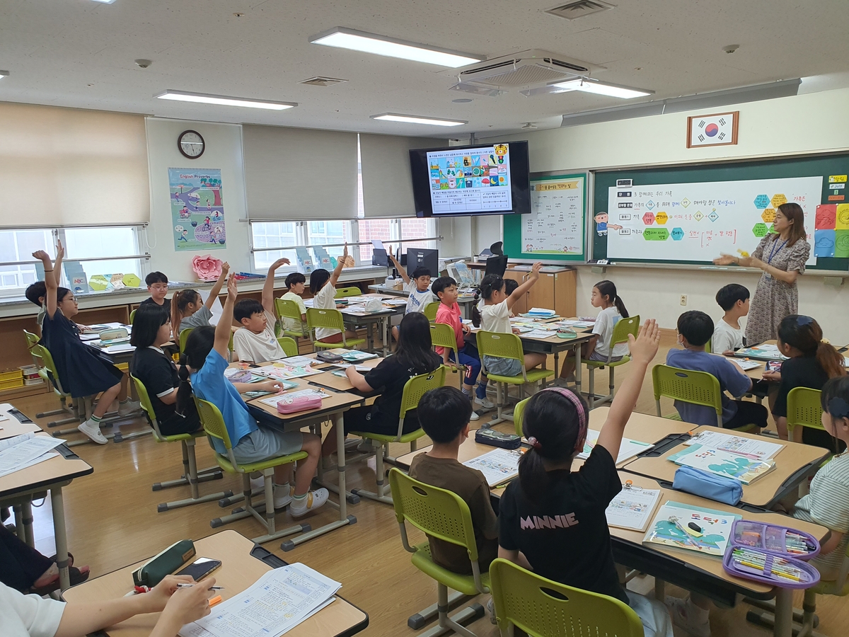 ▲경북교육청이 추진하는 초등 수업선도교사 공개수업에서 어린이들이 수업에 활발하게 참여하고 있다. 경북교육청 제공 (경북교육청)