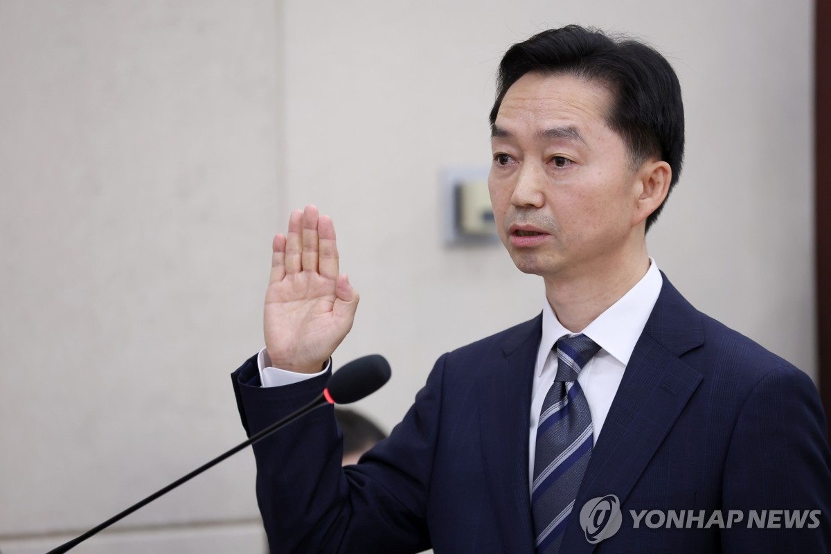 ▲김지용 초대 중대범죄수사청장 후보자가 14일 국회 행정안전위원회에서 열린 인사청문회에서 선서하고 있다. (연합뉴스)