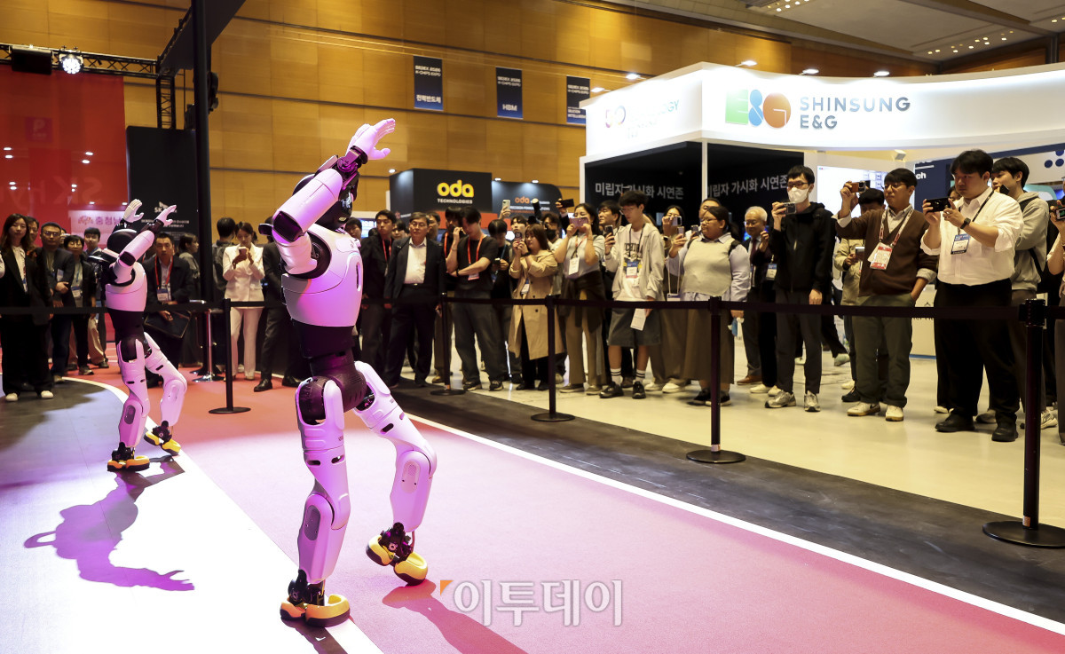 ▲14일 서울 강남구 코엑스에서 열린 '제28회 반도체대전'을 찾은 참관객들이 SK하이닉스 부스에서 휴머노이드 로봇의 댄스를 관람하고 있다. 고성준 기자 joonko1@