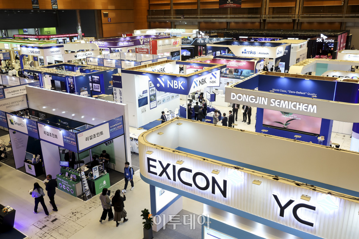 ▲14일 서울 강남구 코엑스에서 열린 '제28회 반도체대전'을 찾은 참관객들이 반도체 장비들을 둘러보고 있다. 고성준 기자 joonko1@