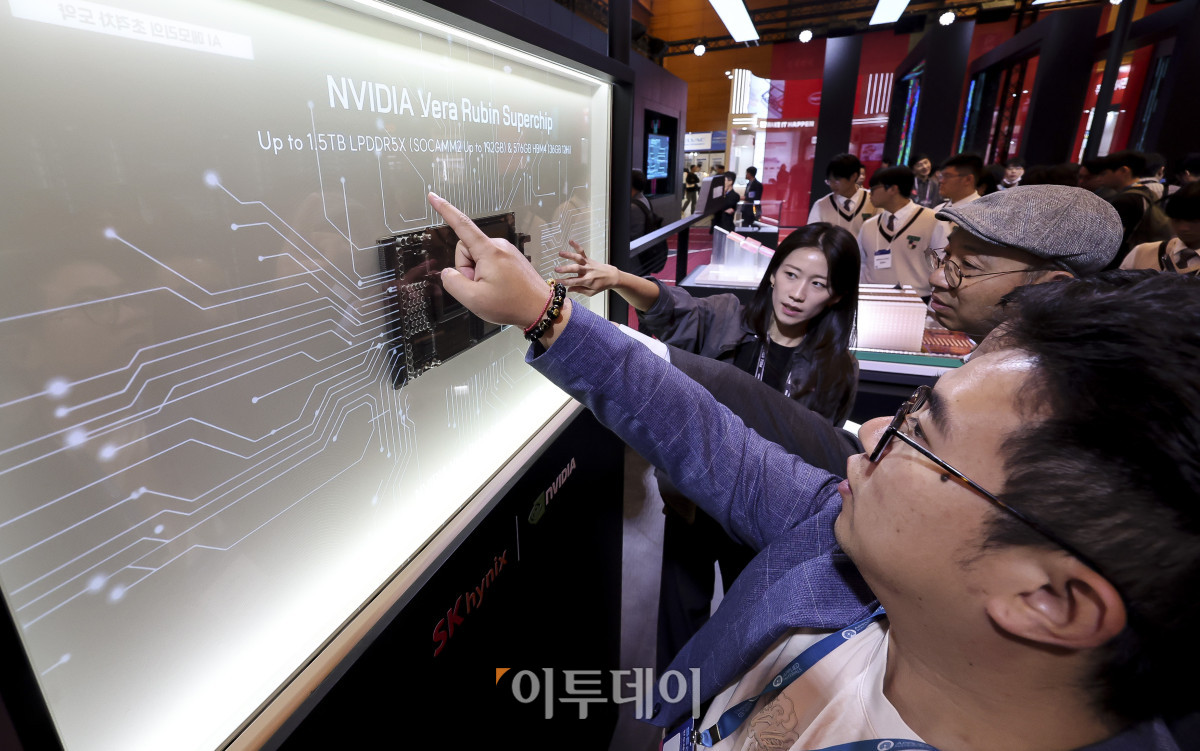 ▲14일 서울 강남구 코엑스에서 열린 '제28회 반도체대전(SEDEX2026)'을 찾은 참관객들이 SK하이닉스 부스에 전시된 엔비디아의 차세대 AI 슈퍼칩 '베라 루빈(Vera Rubin)'을 살펴보고 있다. 고성준 기자 joonko1@