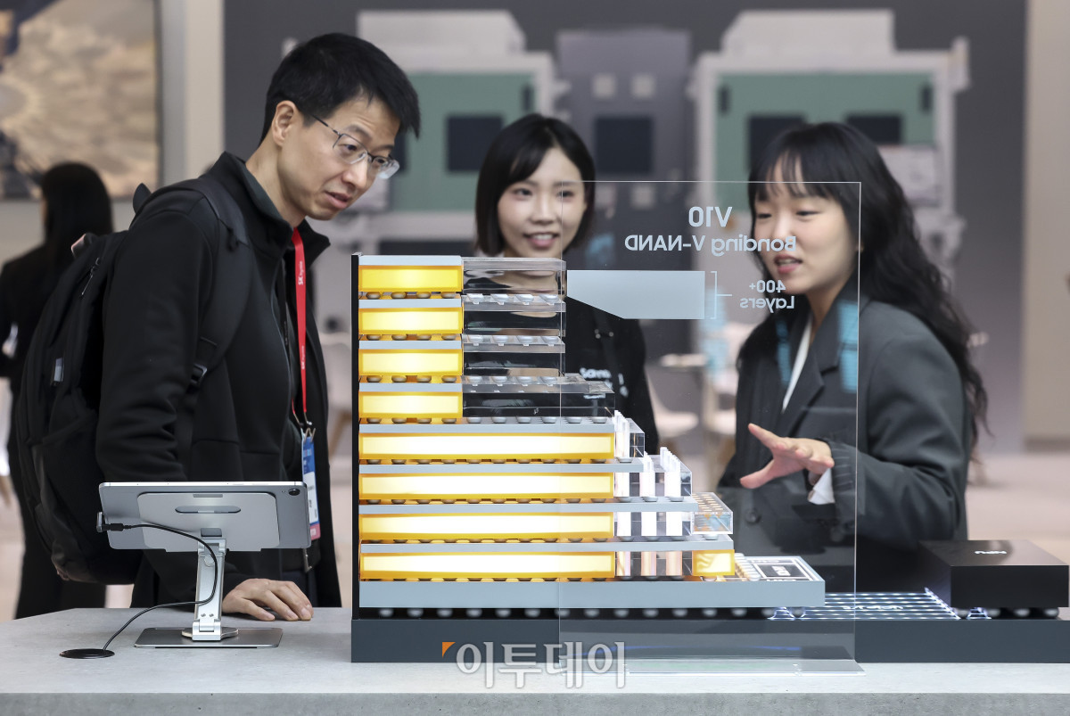 ▲14일 서울 강남구 코엑스에서 열린 '제28회 반도체대전(SEDEX2026)'을 찾은 참관객들이 삼성전자 부스에 전시된 낸드플래시 메모리 'V10 BV-NAND'의 적층 구조 모형을 살펴보고 있다. . 고성준 기자 joonko1@