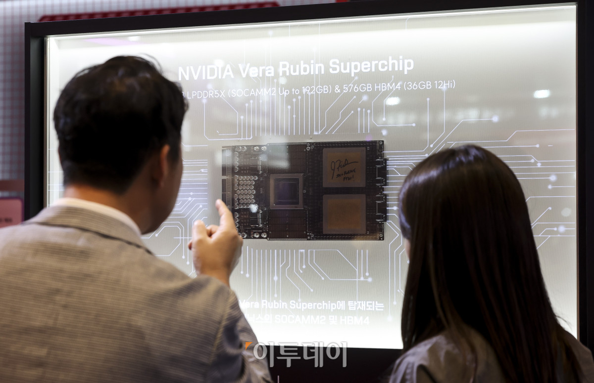 ▲14일 서울 강남구 코엑스에서 열린 '제28회 반도체대전(SEDEX2026)'을 찾은 참관객들이 SK하이닉스 부스에 전시된 엔비디아의 차세대 AI 슈퍼칩 '베라 루빈(Vera Rubin)'을 살펴보고 있다. 고성준 기자 joonko1@