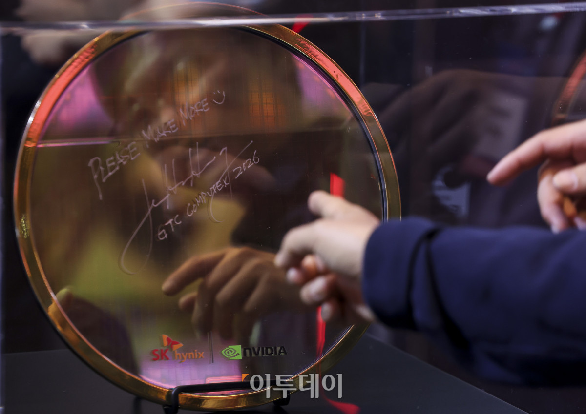▲14일 서울 강남구 코엑스에서 열린 '제28회 반도체대전'을 찾은 참관객들이 SK하이닉스 부스에서  SK하이닉스와 엔비디아 로고가 새겨진 반도체 웨이퍼를 둘러보고 있다. 고성준 기자 joonko1@