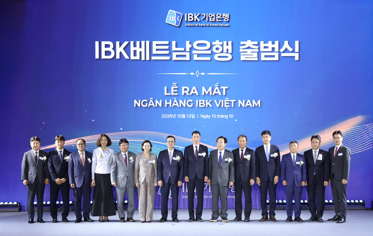 ▲(왼쪽 여덟번째부터)장민영 IBK기업은행장, 김기문 중소기업중앙회장, 고태연 주베트남한국상공인연합회장 등이13일 베트남 하노이에서 열린 ‘IBK베트남은행 출범식’에서 기념촬영을 하고 있다.