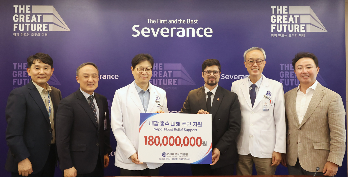 ▲(왼쪽부터 순서대로) 양영규 행정팀장, 양인철 교목실장, 염준섭 제중원보건개발원장, 제님 아디카리(Xenim Adhikari) 주한 네팔 대사관 2등 서기관, 박진용 의료선교센터 소장, 이학선 사무부처장이 전달식에서 사진 촬영을 하고 있다. (사진제공=세브란스병원)