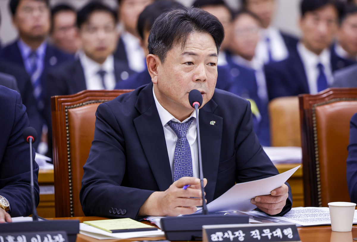 ▲[서울=뉴시스] 정병혁 기자 = 김창국 한국농수산식품유통공사 사장 직무대행이 14일 서울 여의도 국회에서 열린 농림축산식품해양수산위원회의 농촌진흥청 등에 대한 국정감사에서 질문에 답하고 있다. 2026.10.14. jhope@newsis.com<저작권자ⓒ 공감언론 뉴시스통신사. 무단전재-재배포 금지.>