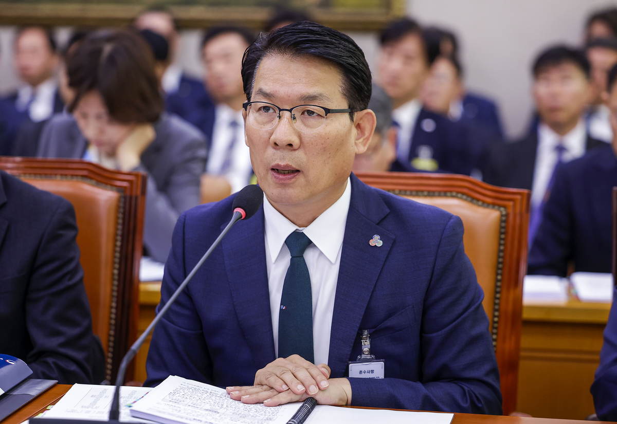 ▲[서울=뉴시스] 정병혁 기자 = 김인중 한국농어촌공사 사장이 14일 서울 여의도 국회에서 열린 농림축산식품해양수산위원회의 농촌진흥청 등에 대한 국정감사에서 질문에 답하고 있다. 2026.10.14. jhope@newsis.com