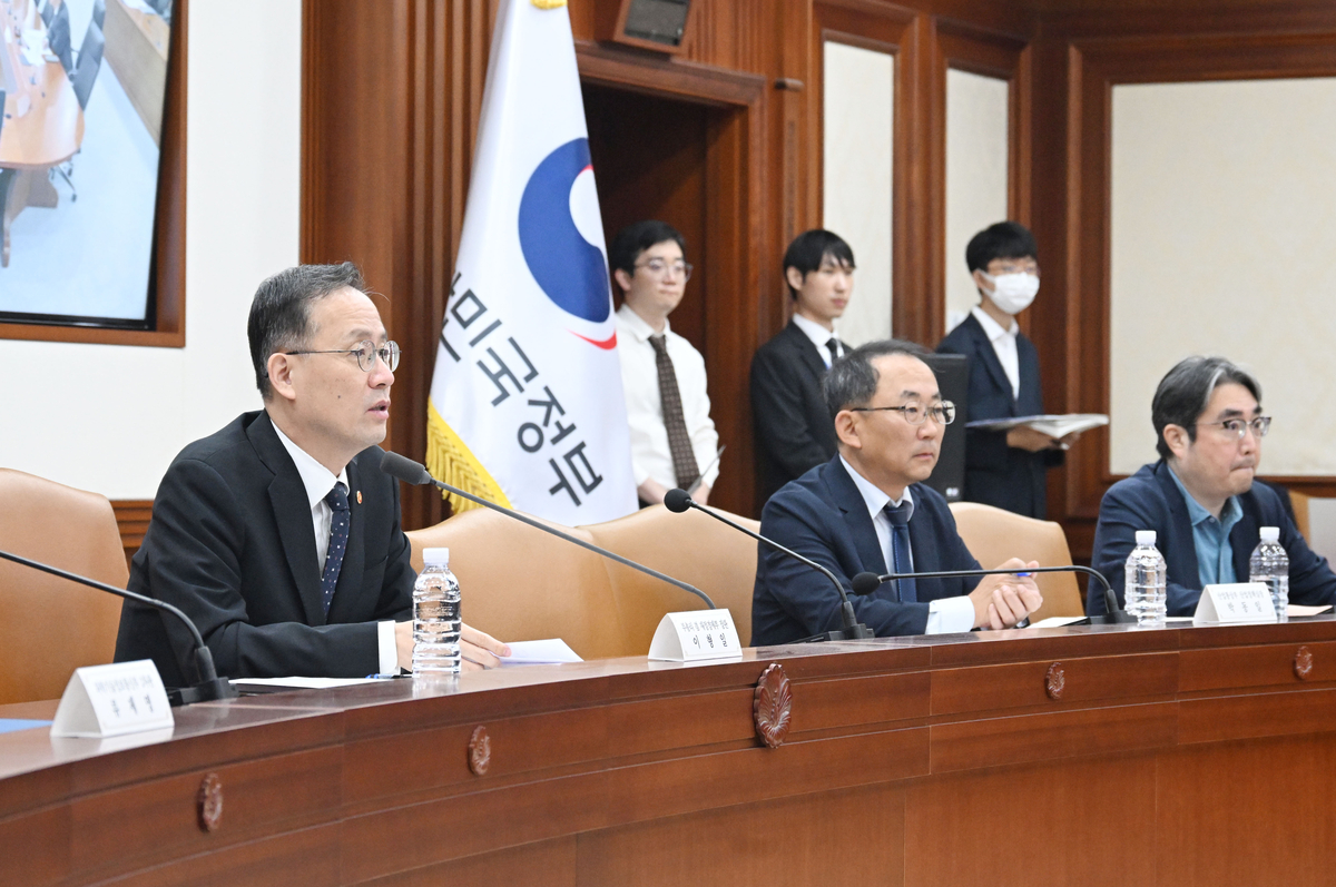 ▲이형일 경제부총리 겸 재정경제부 장관이 10월 12일 서울 종로구 정부서울청사에서 열린 공급망안정화위원회를 주재, 모두발언을 하고 있다. (재정경제부)