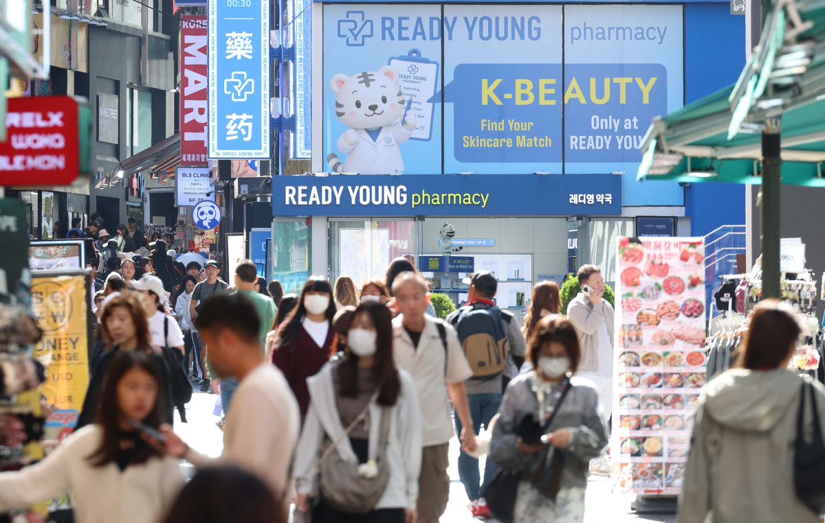 ▲정부가 14일 'AI·융복합 K-뷰티 서비스 지원방안'을 발표했다. 화장품 제조 중심의 K-뷰티를 AI·의료·미용이 결합된 고부가가치 서비스 산업으로 육성하는 것이 핵심이다. 이를 위해 250억원 규모의 투자펀드를 조성해 AI 피부진단과 맞춤형 화장품 개발을 지원한다. 화장품 기업의 대출 보증 비율은 최대 95%로 높이고 보증료율은 0.2%포인트 낮춘다. 외국인 간편결제 가능 매장도 올해 4만개에서 내년 8만개로 확대한다. 이날 서울 중구 명동 거리에 화장품 광고가 표시되고 있다. 신태현 기자 holjjak@