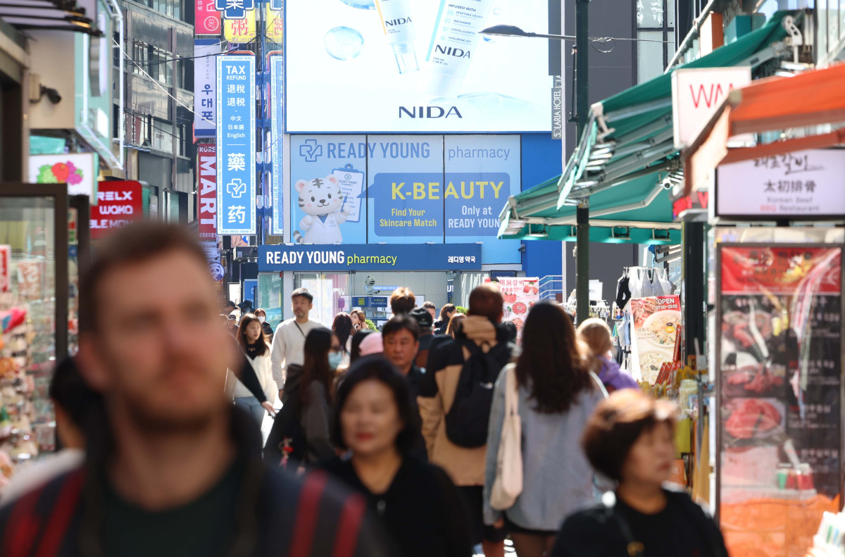 ▲정부가 14일 'AI·융복합 K-뷰티 서비스 지원방안'을 발표했다. 화장품 제조 중심의 K-뷰티를 AI·의료·미용이 결합된 고부가가치 서비스 산업으로 육성하는 것이 핵심이다. 이를 위해 250억원 규모의 투자펀드를 조성해 AI 피부진단과 맞춤형 화장품 개발을 지원한다. 화장품 기업의 대출 보증 비율은 최대 95%로 높이고 보증료율은 0.2%포인트 낮춘다. 외국인 간편결제 가능 매장도 올해 4만개에서 내년 8만개로 확대한다. 이날 서울 중구 명동 거리에 화장품 광고가 표시되고 있다. 신태현 기자 holjjak@