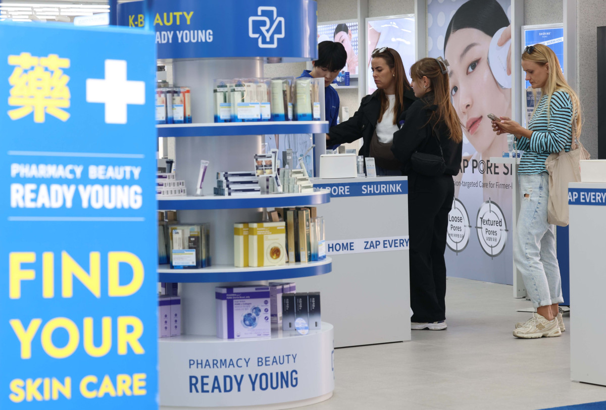 ▲정부가 14일 'AI·융복합 K-뷰티 서비스 지원방안'을 발표했다. 화장품 제조 중심의 K-뷰티를 AI·의료·미용이 결합된 고부가가치 서비스 산업으로 육성하는 것이 핵심이다. 이를 위해 250억원 규모의 투자펀드를 조성해 AI 피부진단과 맞춤형 화장품 개발을 지원한다. 화장품 기업의 대출 보증 비율은 최대 95%로 높이고 보증료율은 0.2%포인트 낮춘다. 외국인 간편결제 가능 매장도 올해 4만개에서 내년 8만개로 확대한다. 이날 서울 중구 명동 거리에서 외국인들이 뷰티숍을 둘러보고 있다. 신태현 기자 holjjak@